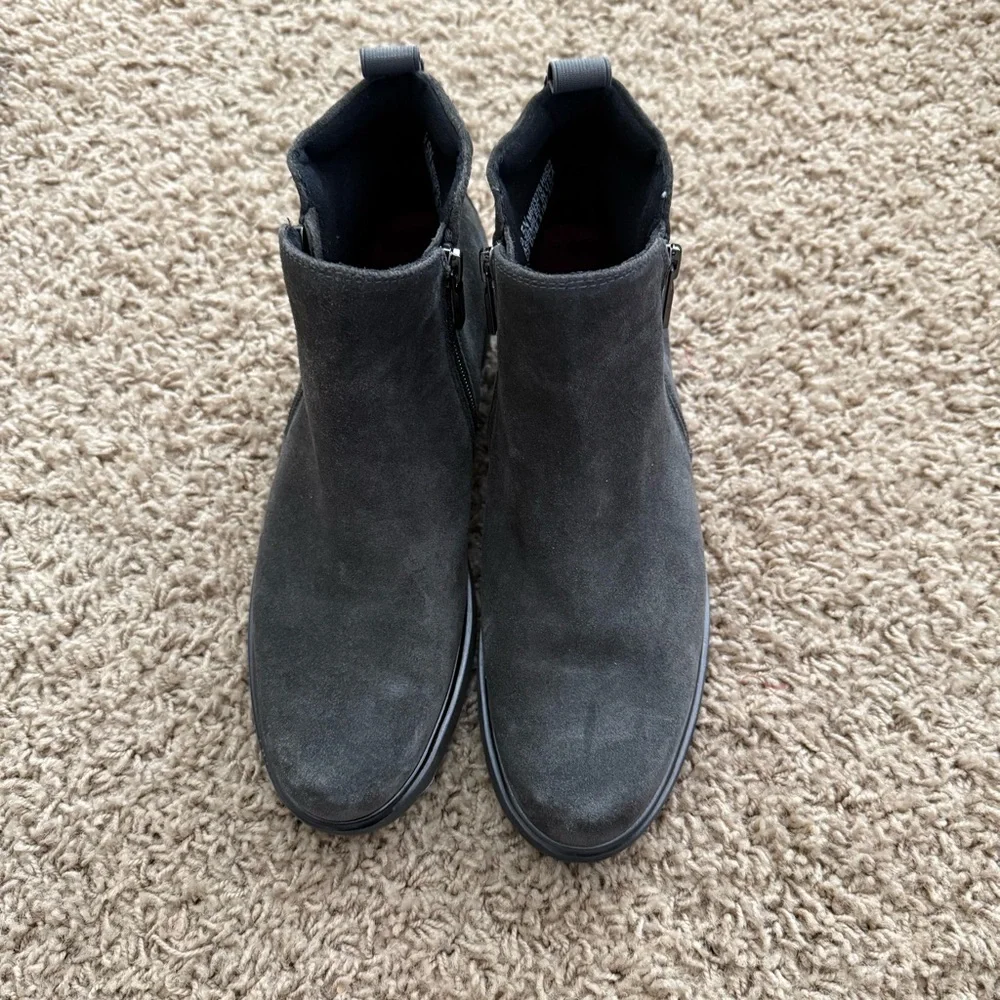 Munro Gray Suede Ankle Boots Zippers on Both Sides. Size 9.5